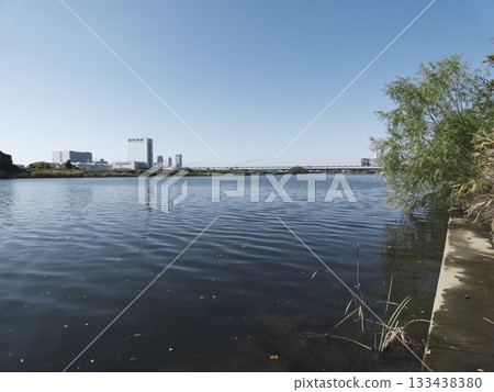 在晴朗的日子裡,從多摩川二丁目河床望去,可以看到多摩川的河面和川崎市一側的景色。 在晴朗的日子裡,從多摩川二丁目河床望去,可以看到多摩川的河面和川崎市一側的景色。 133438380
