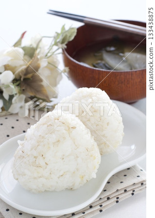 大麥飯糰配味噌湯和白蘿蔔、裙帶菜 大麥飯糰配味噌湯和白蘿蔔、裙帶菜 133438875