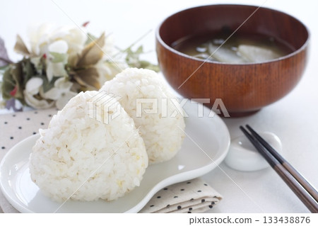 大麥飯糰配味噌湯和白蘿蔔、裙帶菜 大麥飯糰配味噌湯和白蘿蔔、裙帶菜 133438876