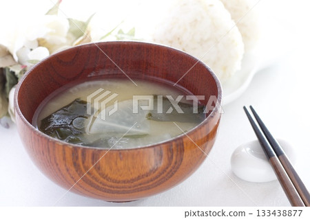 大麥飯糰配味噌湯和白蘿蔔、裙帶菜 大麥飯糰配味噌湯和白蘿蔔、裙帶菜 133438877