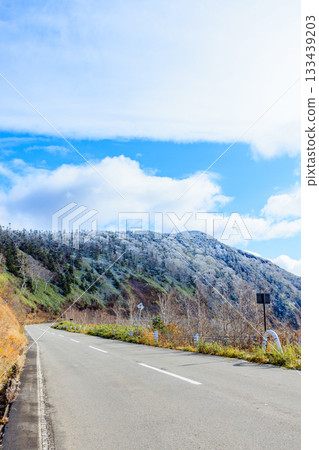 秋田縣仙北市，白雪皚皚的八幡平山和八幡平阿斯派特線。 133439203