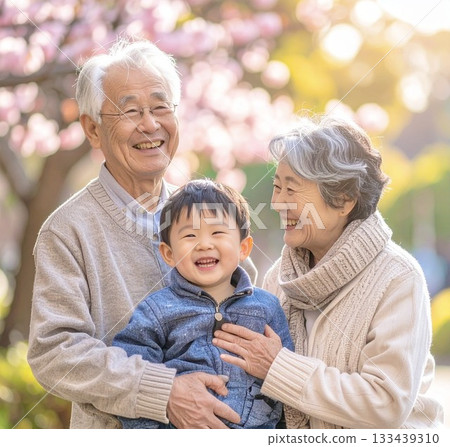 滿臉的老夫婦和孫子 滿臉的老夫婦和孫子 133439310