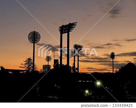 大宮公園體育場的燈光倒映在夕陽。 133439425