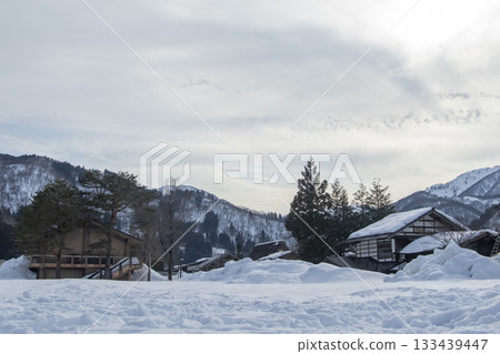 白雪皚皚的田野、冬日的樹木和山村 白雪皚皚的田野、冬日的樹木和山村 133439447