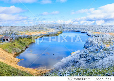 岩手縣八幡平市白雪覆蓋的八幡平池 133439535
