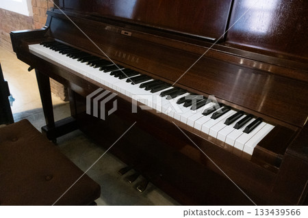 Old piano 133439566