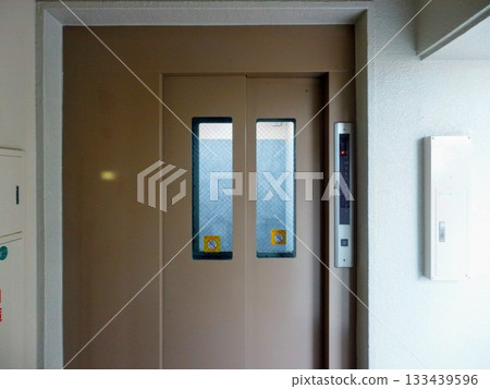 elevator door elevator door 133439596