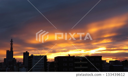 一座被夕陽染紅的城市 133439612