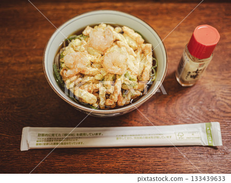美味的新年蕎麥麵配天婦羅 美味的新年蕎麥麵配天婦羅 133439633