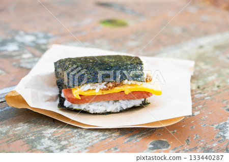 戶外吃豬肉和雞蛋 133440287