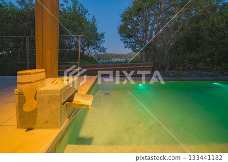 清晨,三重縣的私人露天浴池 清晨,三重縣的私人露天浴池 133441182