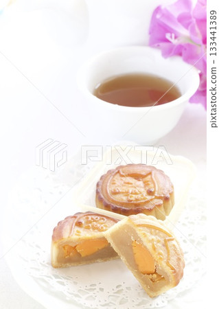 Chinese mooncakes and Chinese tea 133441389