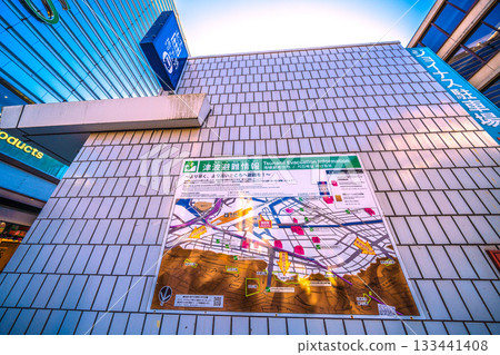 日本橫濱市的城市景觀，橫濱防災城市…橫濱地鐵站的入口和出口，以及旁邊的海嘯疏散資訊。 133441408