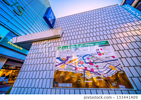 日本橫濱市的城市景觀，橫濱防災城市…橫濱地鐵站的入口和出口，以及旁邊的海嘯疏散資訊。 133441409