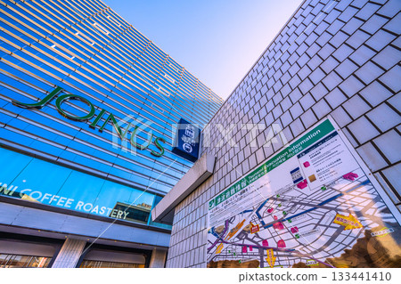 日本橫濱市的城市景觀,橫濱防災城市…橫濱地鐵站的入口和出口,以及旁邊的海嘯疏散資訊。 日本橫濱市的城市景觀,橫濱防災城市…橫濱地鐵站的入口和出口,以及旁邊的海嘯疏散資訊。 133441410