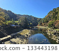 秋景：山川河流，樹葉開始變紅。 133443198