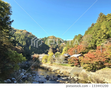 Autumn scenery: Mountains and rivers where leaves are beginning to turn red Autumn scenery: Mountains and rivers where leaves are beginning to turn red 133443200