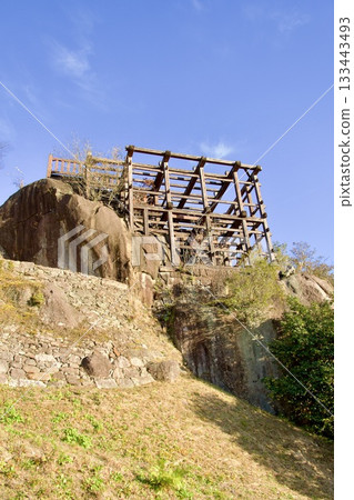 岐阜縣苗木城遺址:秋葉環繞的歷史遺跡,景色迷人。 岐阜縣苗木城遺址:秋葉環繞的歷史遺跡,景色迷人。 133443493