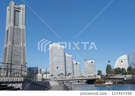 港口未來高聳入雲的地標塔和皇后塔，以及纜車、摩天輪和船屋，都令人嘆為觀止。 133443598