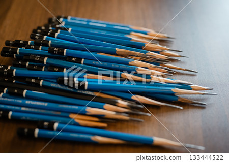 很多鉛筆 133444522