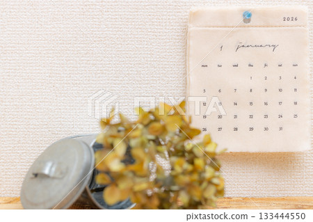 2026年1月,布桶和錫桶裡裝著乾繡球花的庫存照片 2026年1月,布桶和錫桶裡裝著乾繡球花的庫存照片 133444550
