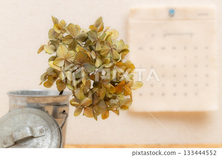 2026年1月,布桶和錫桶裡裝著乾繡球花的庫存照片 2026年1月,布桶和錫桶裡裝著乾繡球花的庫存照片 133444552