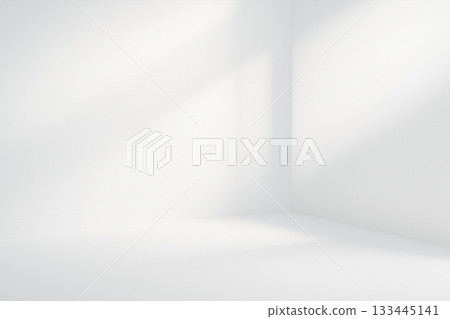 極簡主義的白色背景,柔和的光線照射在牆上。 極簡主義的白色背景,柔和的光線照射在牆上。 133445141