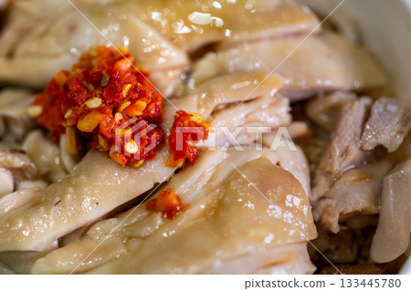 台灣傳統美食,鮮嫩雞肉飯搭配滷汁與辣椒 台灣傳統美食,鮮嫩雞肉飯搭配滷汁與辣椒 133445780