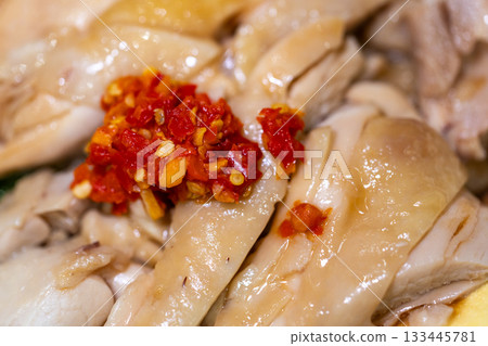 台灣傳統美食,鮮嫩雞肉飯搭配滷汁與辣椒 133445781
