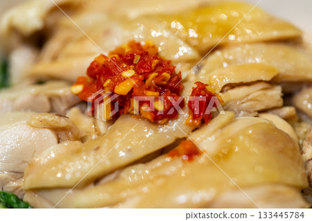 台灣傳統美食,鮮嫩雞肉飯搭配滷汁與辣椒 133445784