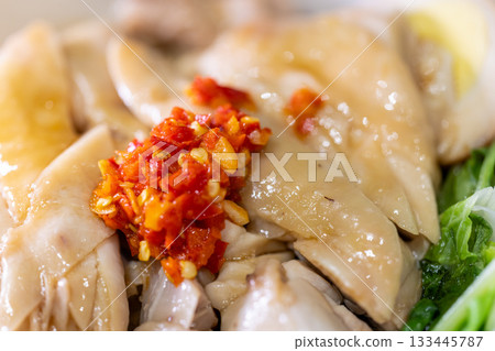 台灣傳統美食,鮮嫩雞肉飯搭配滷汁與辣椒 台灣傳統美食,鮮嫩雞肉飯搭配滷汁與辣椒 133445787