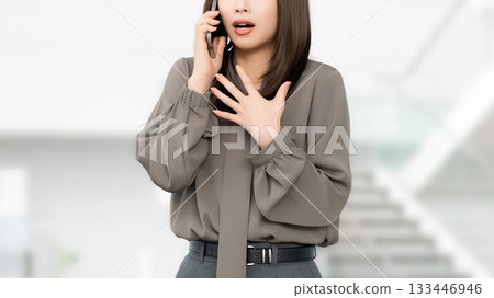 一位女士/女商人正在用智慧型手機通話時感到驚訝 133446946
