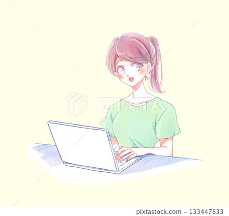 一位身著休閒裝的女士正在操作筆記型電腦，面帶微笑。 133447833