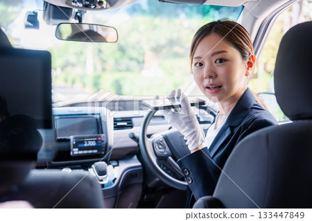 女計程車司機使用翻譯應用程式為外籍乘客提供服務。 133447849