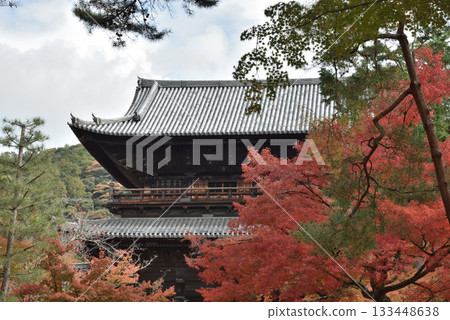 秋色籠罩下的南禪寺三門（京都市左京區） 133448638