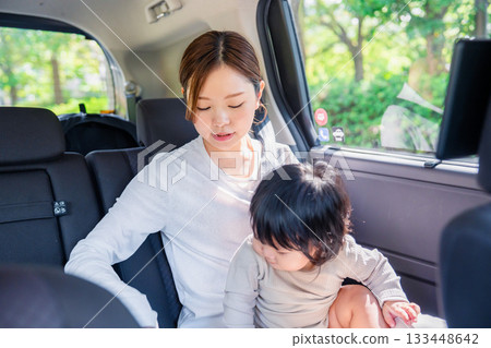 母親和孩子在計程車裡繫安全帶 133448642