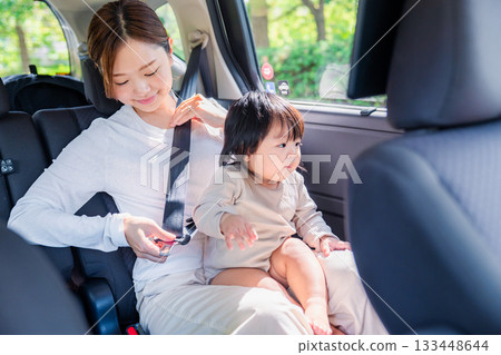 母親和孩子在計程車裡繫安全帶 133448644
