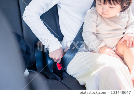 母親和孩子在計程車裡繫安全帶 母親和孩子在計程車裡繫安全帶 133448647