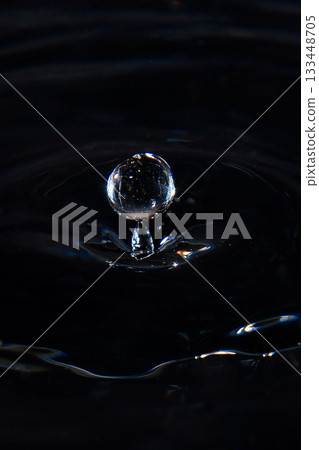 185.Rebounding Droplet with Ripples and Dark Contrast 185.Rebounding Droplet with Ripples and Dark Contrast 133448705