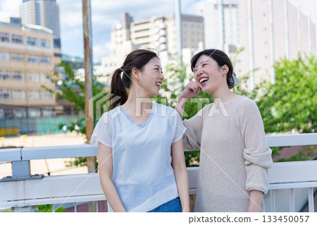 A woman's expression is amazed by the scenery A woman's expression is amazed by the scenery 133450057