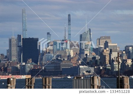 紐約冬季城市景觀和聖誕燈飾旅遊風景，自由女神像，9/11紀念館，地鐵 133451228