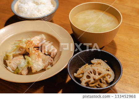 家常晚餐,包括燉雞和捲心菜、蓮藕炒菜和味噌湯 家常晚餐,包括燉雞和捲心菜、蓮藕炒菜和味噌湯 133452968