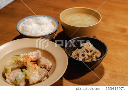 家常晚餐，包括燉雞和捲心菜、蓮藕炒菜和味噌湯 133452971