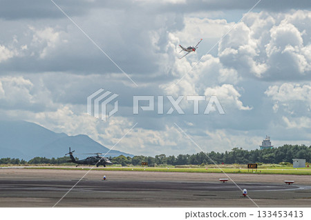 在蘆屋的天空中飛翔的翅膀 133453413