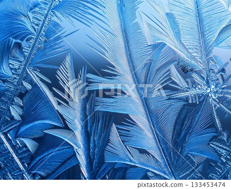 排列精細的透明冰晶的紋理 133453474