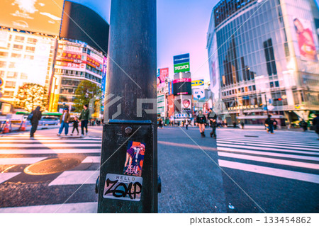 日本東京城市景觀貼紙已經被撕掉了…第二張…清晨的澀谷，美好的時光…周圍人不多 = 8:11 133454862