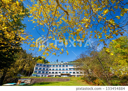Autumn leaves of Lake Shibetsu Autumn leaves of Lake Shibetsu 133454884