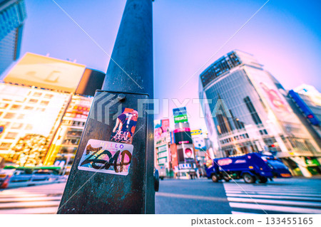 The sticker on the Tokyo cityscape in Japan has already been peeled off... The second one... Shibuya is bustling early in the morning, with few people in sight = 8:11am 133455165