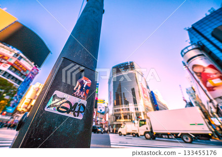 The sticker on the Tokyo cityscape in Japan has already been peeled off... The second one... Shibuya is bustling early in the morning, with few people in sight = 8:11am 133455176