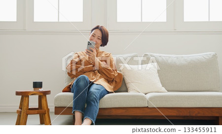 操作手機的女人 133455911